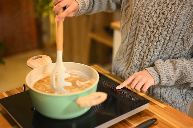 mâini fierbând o supă